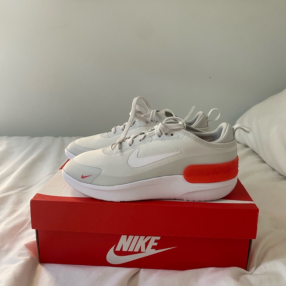 NWT Nike Amixa